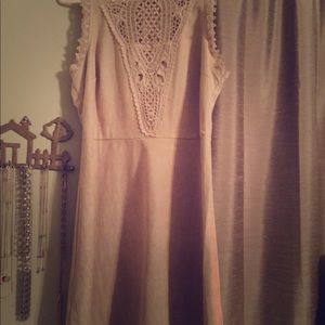 Soft Pretty dress with neckline details